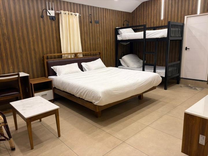 Family room with double and bunk beds at Misty Meadows
