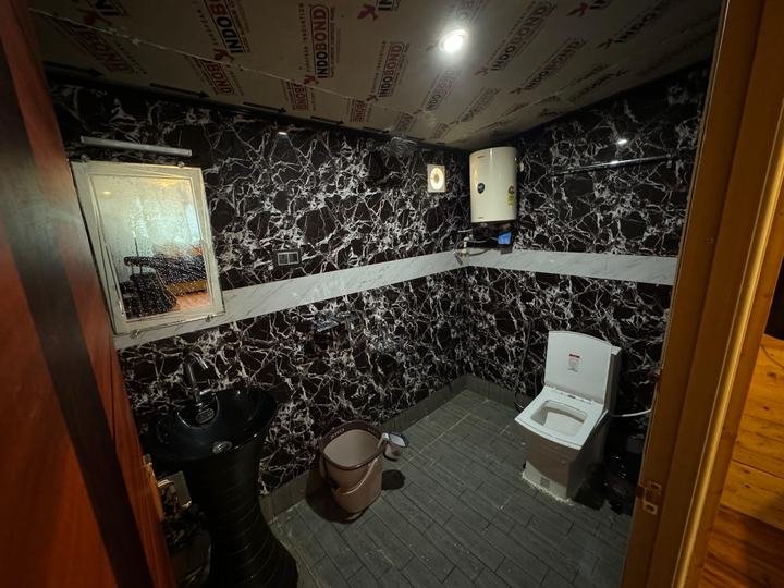 Marble-tiled bathroom at Misty Meadows