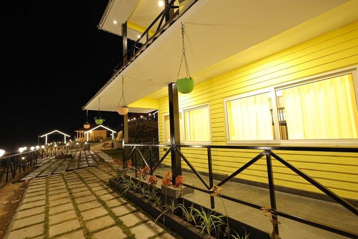 Veranda and walkway at night at Misty Meadows